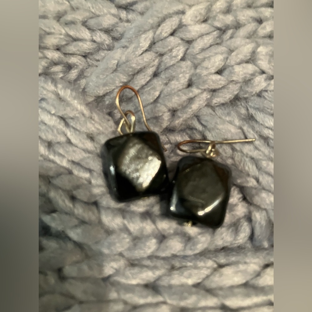 Black geometric dangles